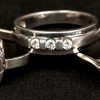 Vijf verschillende zilveren ringen bezet met fantasiestenen. 925‰.