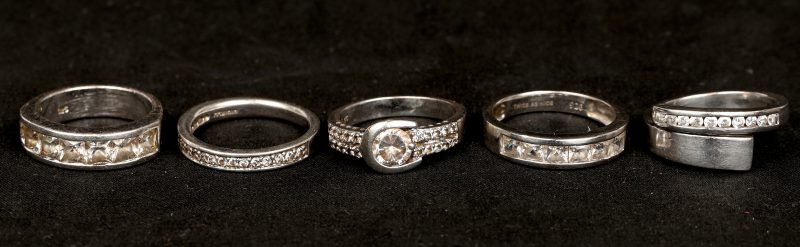 Vijf verschillende zilveren ringen bezet met fantasiestenen. 925‰.