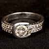 Vijf verschillende zilveren ringen bezet met fantasiestenen. 925‰.