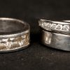 Vijf verschillende zilveren ringen bezet met fantasiestenen. 925‰.