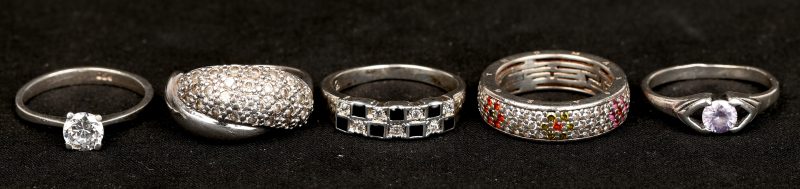 Vijf verschillende zilveren ringen bezet met fantasiestenen. 925‰.