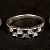 Vijf verschillende zilveren ringen bezet met fantasiestenen. 925‰.
