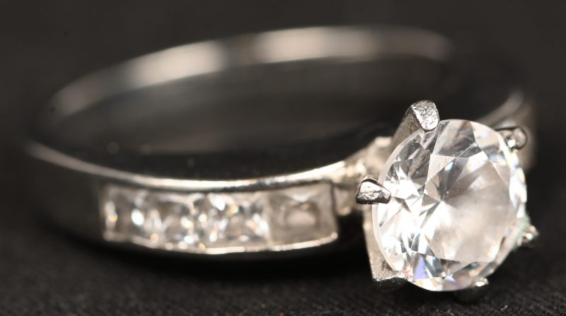 Een 18 kt witgouden ring bezet met fantasiestenen.