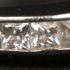 Een 18 kt witgouden ring bezet met fantasiestenen.