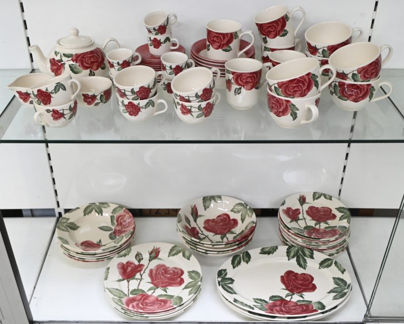 Een uitgebreid eetservies met decor van rozen. ‘Made in Malaysia’. Thee & koffie servies met suiker en melkpot voor 6 personen. Kleine en grote koffietassen en grote theetassen. Zes soepborden, vijf platte borden, dertien dessertborden en drie schotels. 77 stuks.