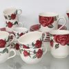 Een uitgebreid eetservies met decor van rozen. ‘Made in Malaysia’. Thee & koffie servies met suiker en melkpot voor 6 personen. Kleine en grote koffietassen en grote theetassen. Zes soepborden, vijf platte borden, dertien dessertborden en drie schotels. 77 stuks.