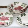 Een uitgebreid eetservies met decor van rozen. ‘Made in Malaysia’. Thee & koffie servies met suiker en melkpot voor 6 personen. Kleine en grote koffietassen en grote theetassen. Zes soepborden, vijf platte borden, dertien dessertborden en drie schotels. 77 stuks.