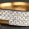 Een 18 kt wit-en geelgouden ring bezet met briljanten met een gezamenlijk gewicht van 0,62 ct.
