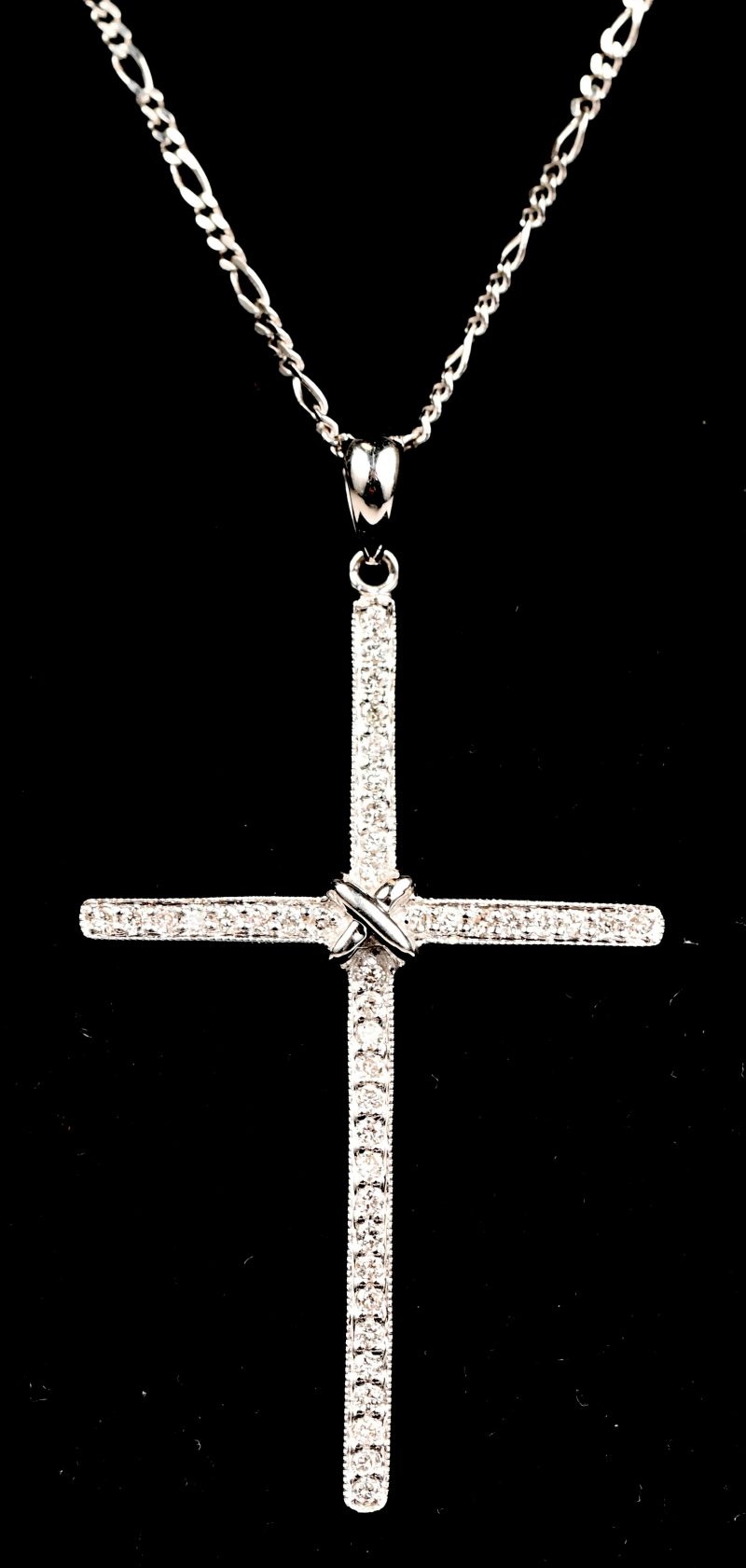 Een 18 kt witgouden ketting met crucifixhanger waarop briljanten met een gezamenlijk gewicht van 0,24 ct.