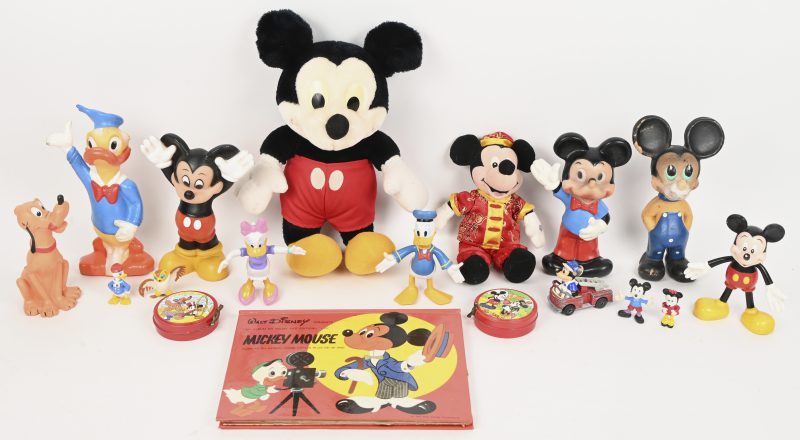Een lot vintage Disney figuren in diverse materialen, 2 blikken doosjes en een boek, hoofdzakelijk Mickey Mouse.