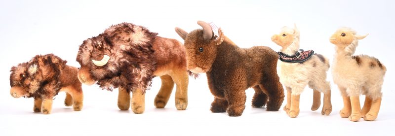 Vijf pluche knuffels waarvan twee lama’s en drie buffels, één buffel en één lama gemerkt Steiff.