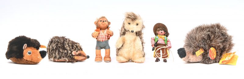 Zes egels waaronder Macky/Mucky en twee gemerkt Steiff.