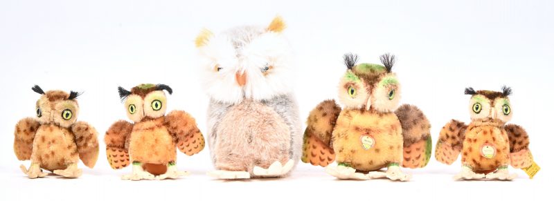 Vijf vintage pluche uilen, drie gemerkt Steiff, twee met de knop manco.