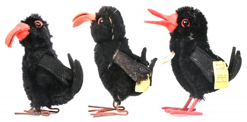Drie vintage pluche kraaien, twee gemerkt Steiff, één met de knop manco. Twee hebben metalen pootjes (1958).