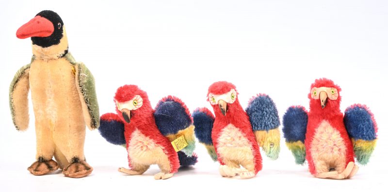 Drie vintage pluche papegaaien en een pinguin, gemerkt Steiff, één met de knop manco.