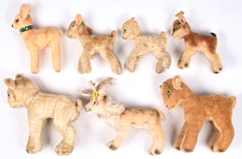 Zeven vintage pluche hertjes, waarvan twee gemerkt Steiff, vijf met knop/label manco.