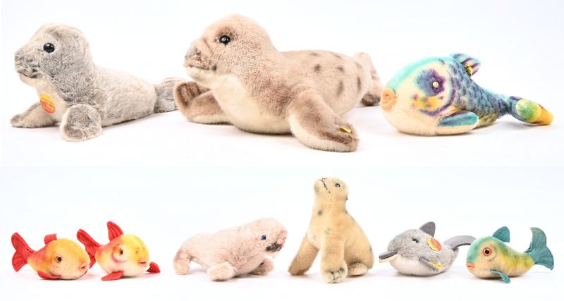 Negen pluche vissen en zeehonden, waarvan zeven gemerkt Steiff, 2 met knop/label manco.