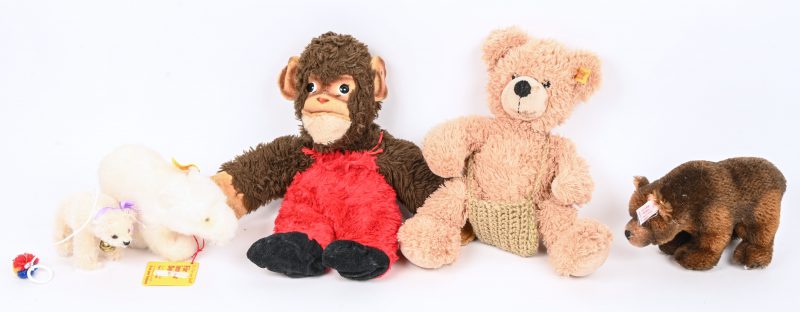Vier pluche beren en een aap, allen gemerkt Steiff.
