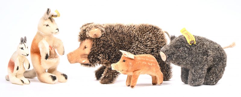 Vijf pluche knuffels, één varken, twee everzwijnen en twee kangoeroes, op de kleinste kangoeroe na allen gemerkt Steiff.