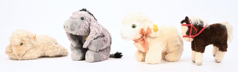 Vier pluche knuffels, één ezel, twee schapen en een pony, op het paard na allen gemerkt Steiff.
