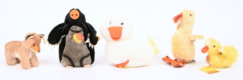 Vijf pluche knuffels, drie eenden, een vosje en een mol, allen gemerkt Steiff.