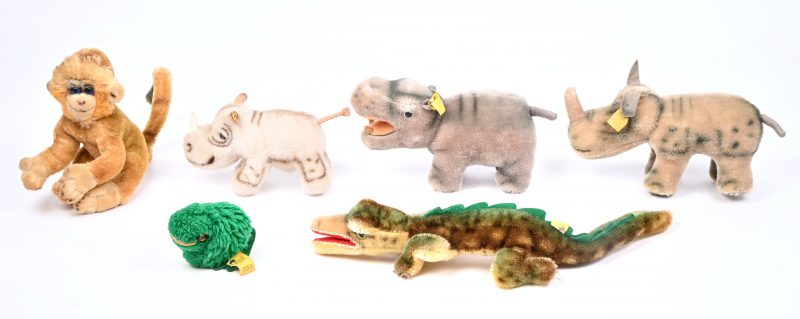 Zes pluche knuffels, één aap, één kikker, één krokodil, één nijlpaard en twee neushoorns,op de aap na allen gemerkt Steiff.