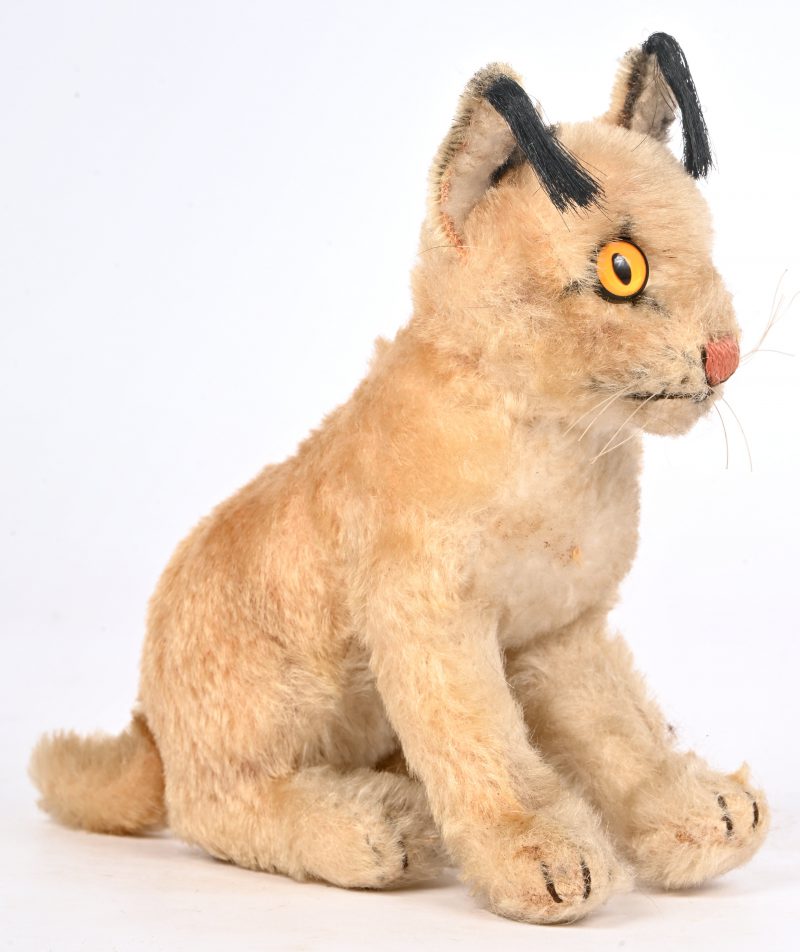 Een Steiff Luxy lynx knuffel, de knop in het oor manco.