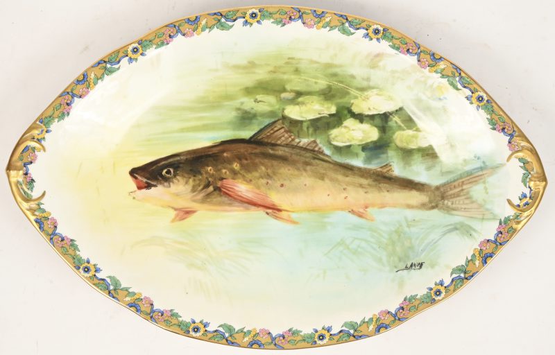 Een porseleinen serveerschaal met decor van een zalm, gesigneerd Larue en achteraan gemerkt. Met verguld en florale randdecoratie.