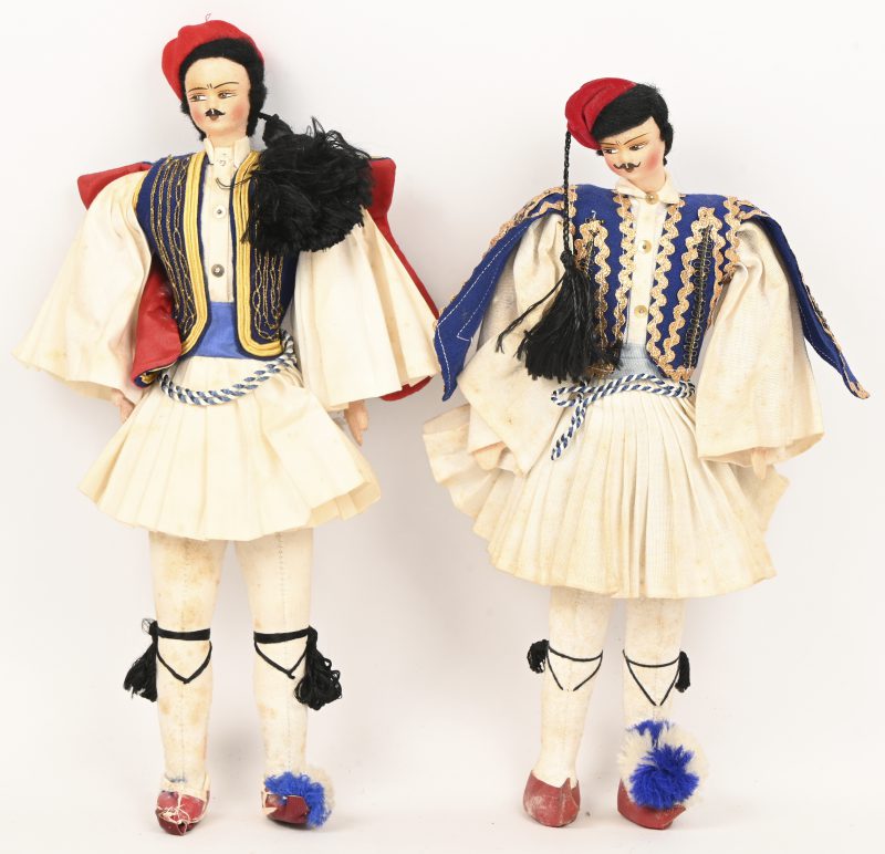 Een paar traditionele toeristische Griekse poppetjes.