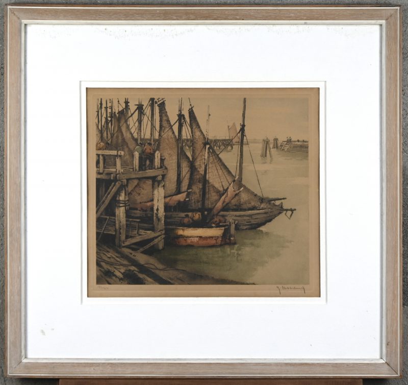 ‘Visserssloepen aan de pier’, een aquatint in kleur. Getekend; R. Hebbelinck. Nr. 182 uit een oplage van 350.