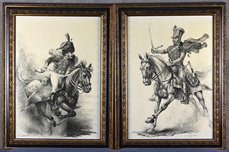 ‘Cavaleristen’, een set van twee pentekeningen. Met als onderwerp; 19e eeuwse cavaleriesoldaten in galop. Draagt een handtekening.