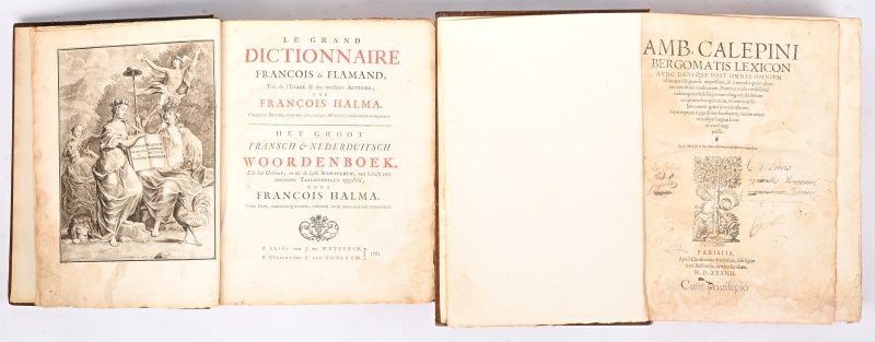 Een lot van twee antieke boeken. ‘Le Grand Dictionaire François & Flamand par François Halma’, 1761 & ‘AMB Calepini Bergomatis Lexicon M.D.XXXIIII’.