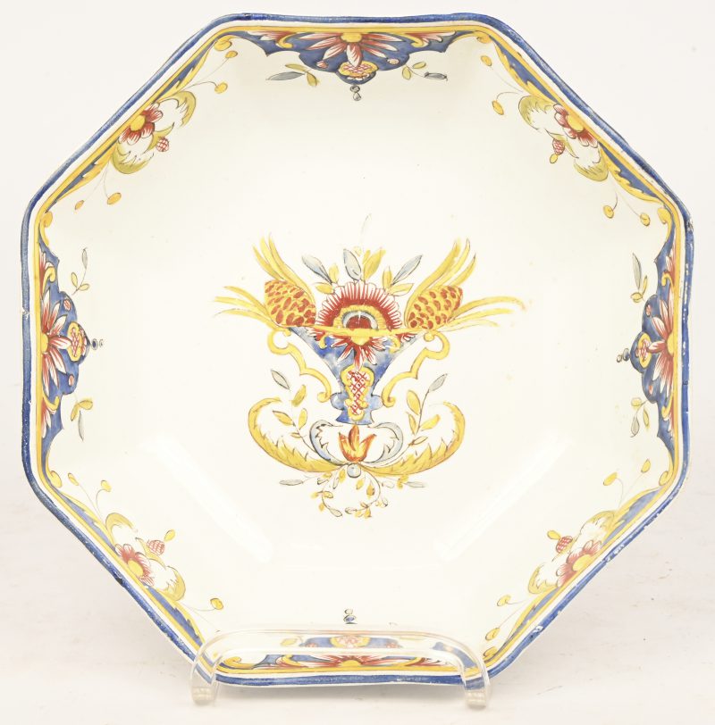 Een kom van beschilderd 19e eeuws aardewerk. Gemerkt; Opaque Luneville.