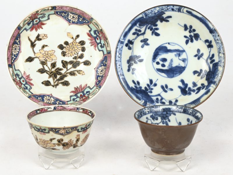 Een set van twee theekopjes met schoteltjes. Van blauw-wit en meerkleurig Chinees porselein. Het meerkleurig setje heeft een haarlijn.
