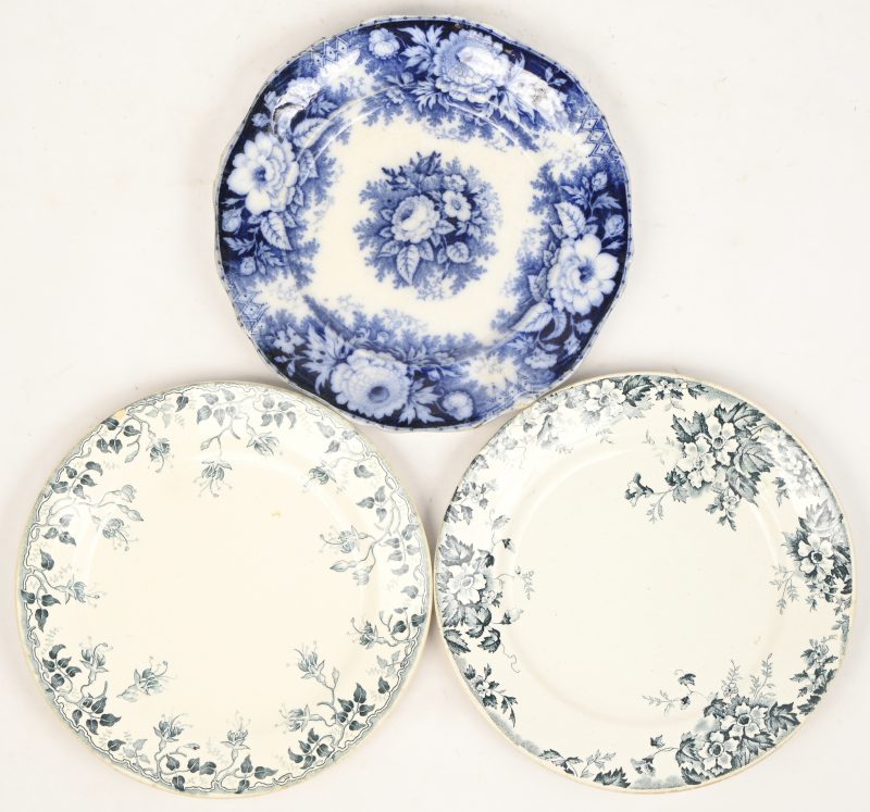 Een lot van drie oude borden van blauw-wit geglazuurd aardewerk.