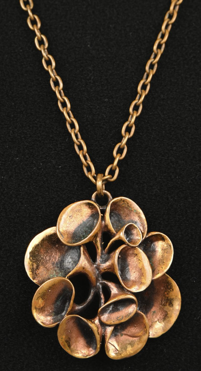 Een ketting met hanger van messing.