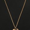 Een ketting met hanger van messing.