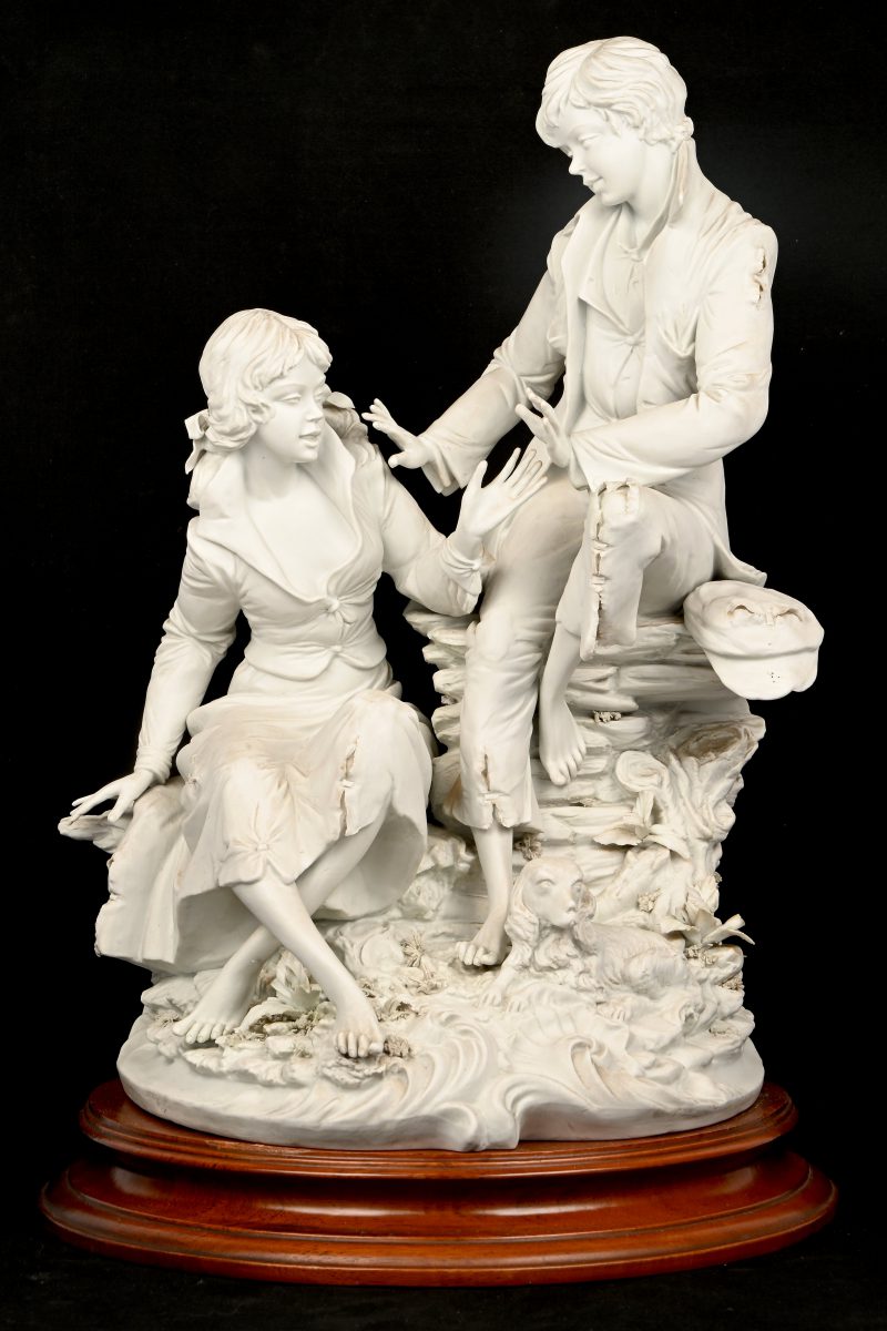 ‘Verliefd zwerverskoppel’, en Capodimonte groep van biscuit. Getekend Carpie. Klein beetje schade aan de blaadjes.