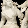‘Verliefd zwerverskoppel’, en Capodimonte groep van biscuit. Getekend Carpie. Klein beetje schade aan de blaadjes.