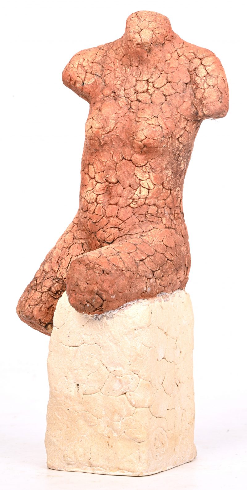 ‘Zittend naakt’, een gepatinneerde terra cotta torso. Gemerkt; R.W. 00.