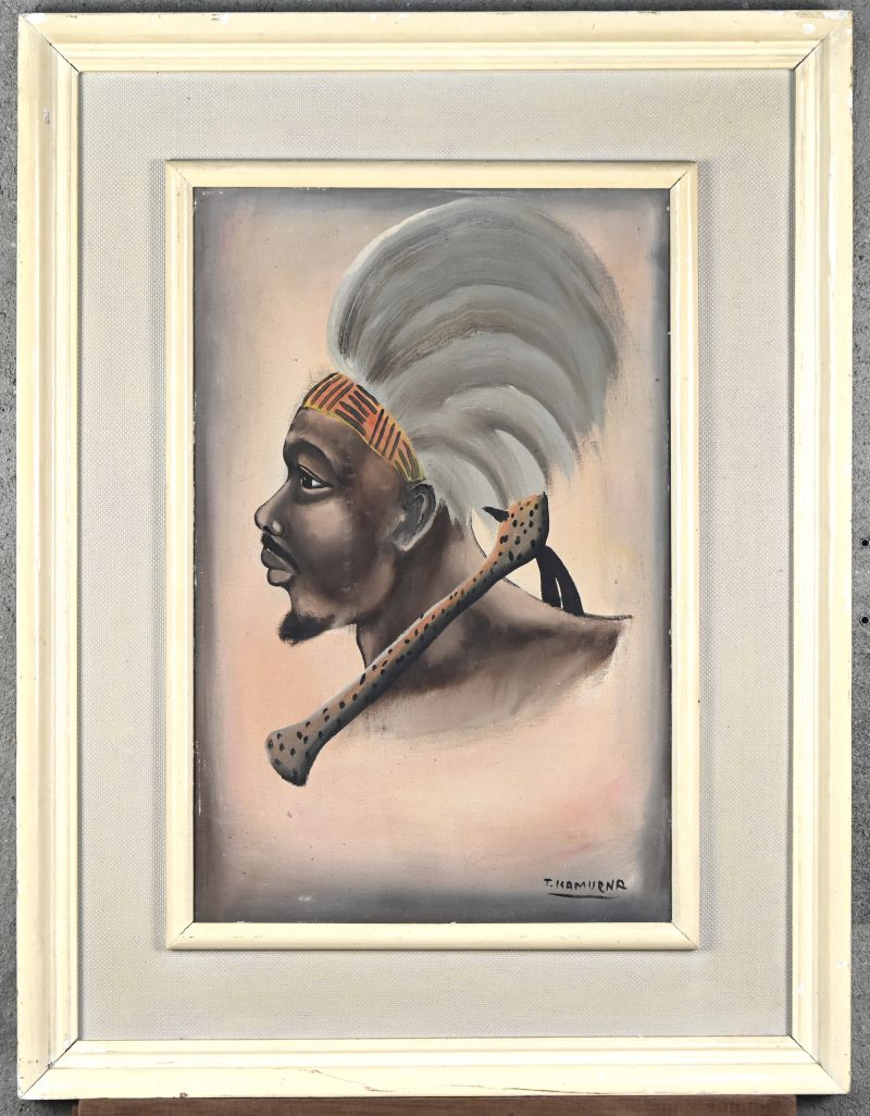 ‘Portret van een krijger met strijdbijl en pluimenhoofdtooi’ acryl op doek. Getekend; T. Kamurna.