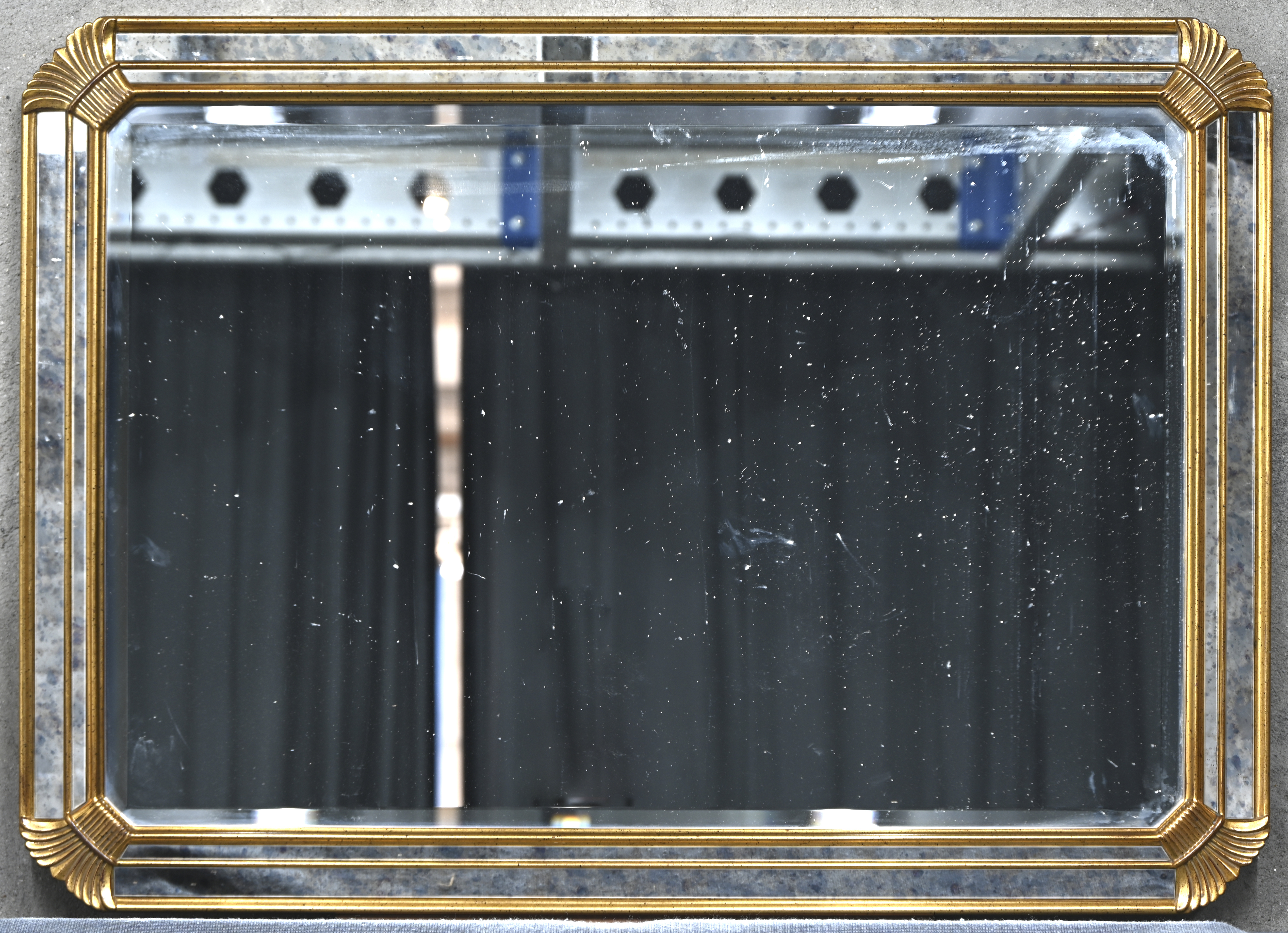 Een geslepen spiegel in vergulde kader, made in Belgium Een geslepen spiegel in vergulde kader, made in Belgium.