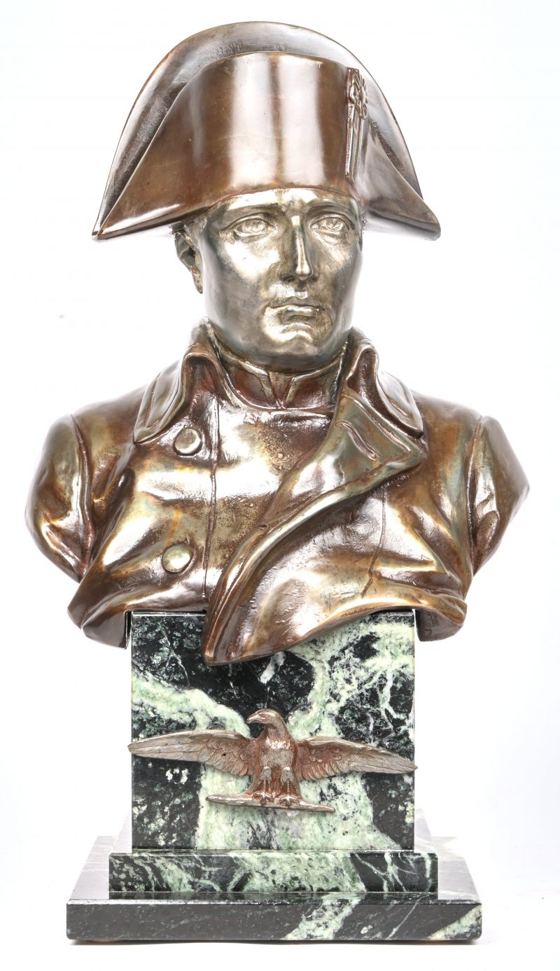 “Napoleon I”. Een bronzen borstbeeld met donkerbruin patina op groengeaderde marmeren basis. Gesigneerd.