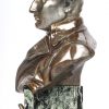 “Napoleon I”. Een bronzen borstbeeld met donkerbruin patina op groengeaderde marmeren basis. Gesigneerd.
