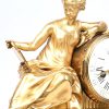 Pendule van verguld brons op marmeren basis, versierd met een jonge vrouw met spiegel. Wit geëmailleerde wijzerplaat gemerkt. XIXde eeuw.
