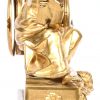 Pendule van verguld brons op marmeren basis, versierd met een jonge vrouw met spiegel. Wit geëmailleerde wijzerplaat gemerkt. XIXde eeuw.