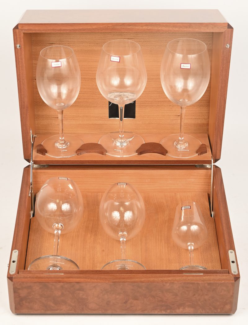 Een luxueus koffertje  met zes kristallen proefglazen: Bourgogne, Bordeaux, Rhône, Loire, Cognac, Grands Blancs. Gemerkt.