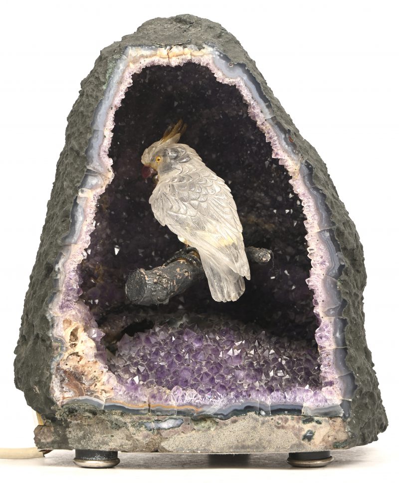 Een geode, waarin een kristallen vogeltje en voorzien van verlichting.