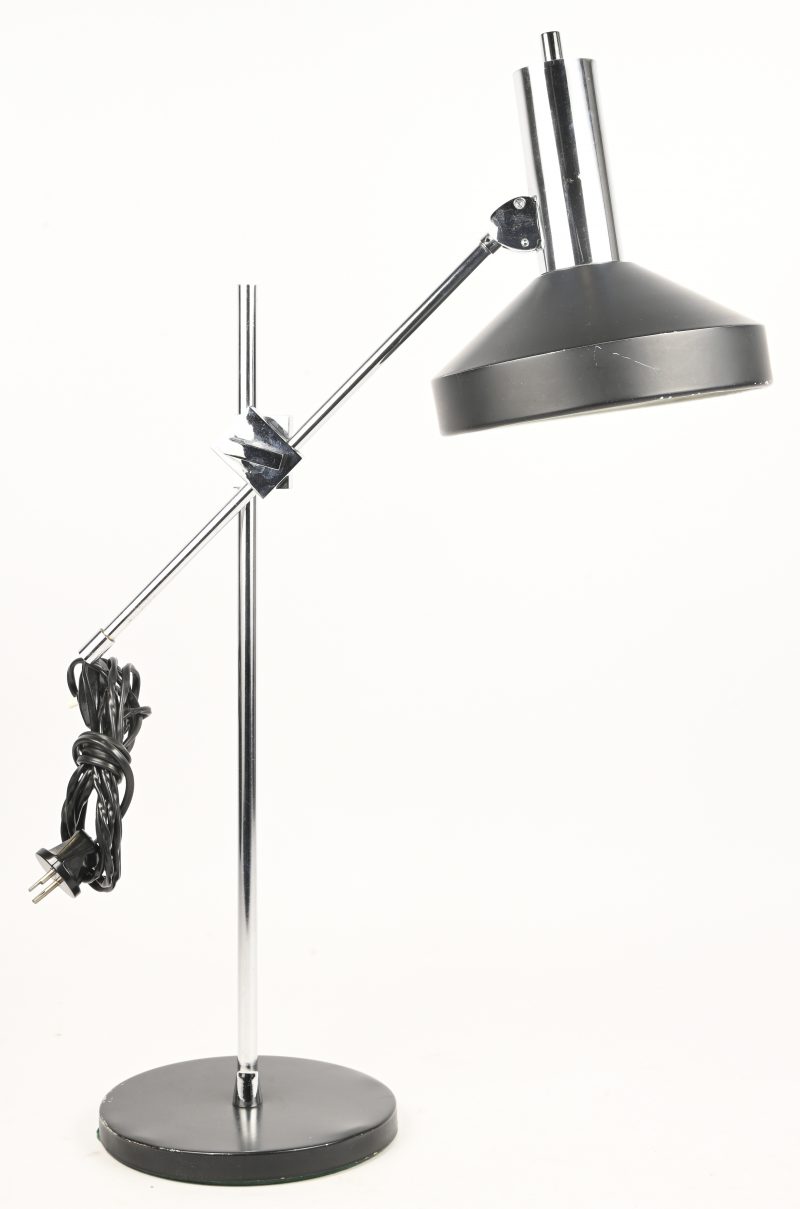 Een moderne schemerlamp van zwart gelakt en verchroomd metaal.  Verstelbaar. Jaren zeventig.