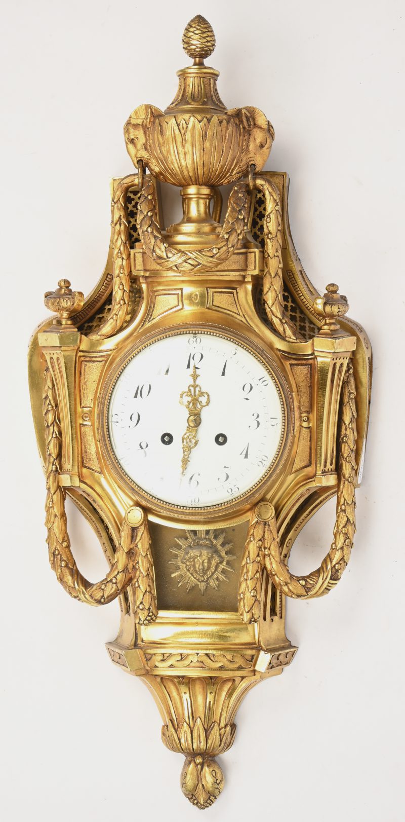 Verguld bronzen cartelklok, rijkelijk versierd in Lodewijk XVI-stijl. Tijdperk Napoléon III. Op het uurwerk achteraan gemerkt.